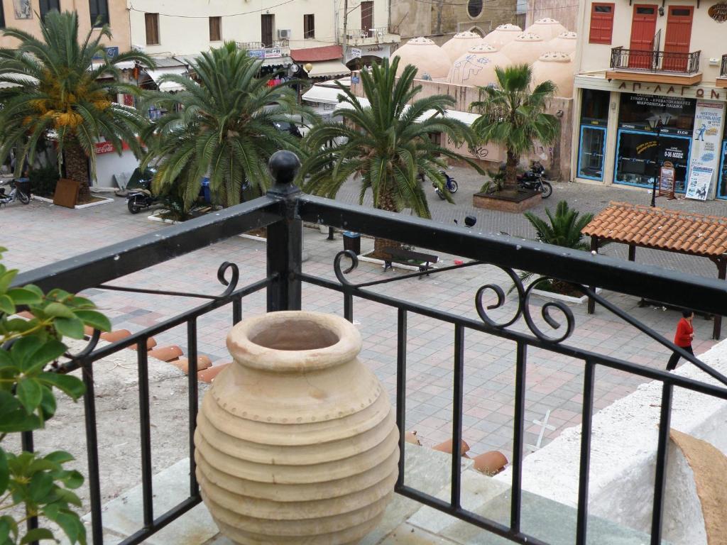 Traditional Idramon Hotel Chrissi Akti Chania Exterior foto